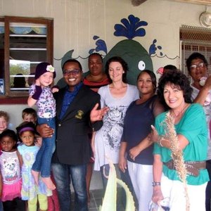  ‘n Vrolike oomblik met opgewonde Cool Kids kleuters, met mnr Masizole Mnqasela (Lid van die Provinsiale Parlement) links en rdl Riana de Coning regs voor